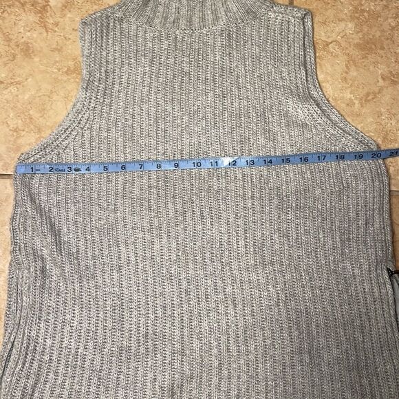 Gray sleeveless sweater  - Picture 7 of 7
